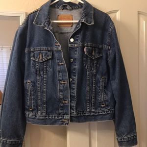 Super cute oversized Levi’s jean jacket!